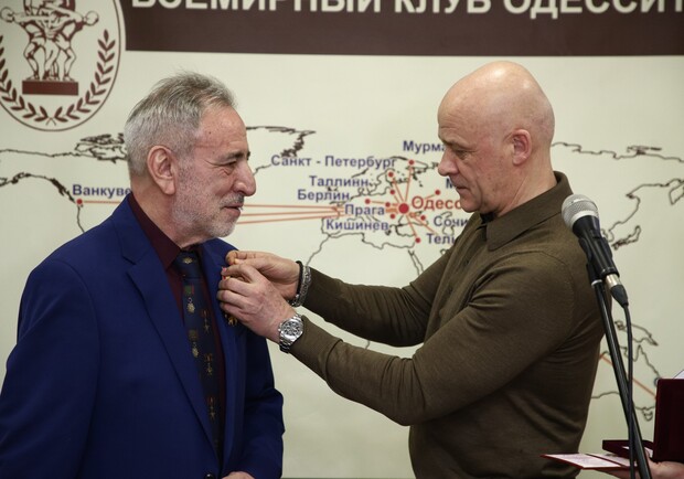 Труханов вручил почетный знак одесскому сценаристу. Фото горсовета