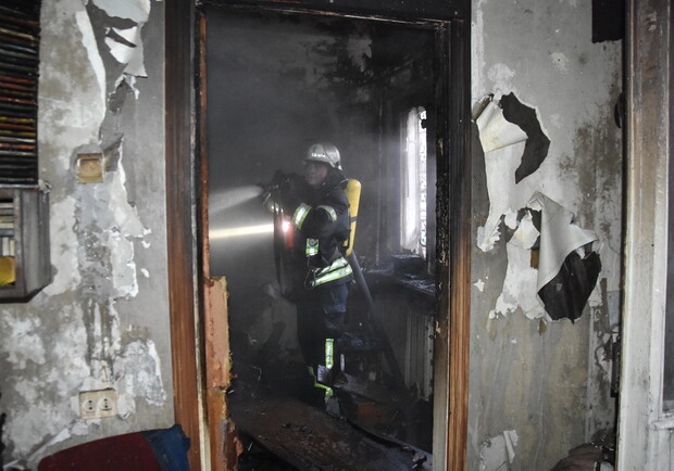 Ночью в одесской многоэтажке тушили пожар: есть погибшие. Фото: Служба чрезвычайных ситуаций