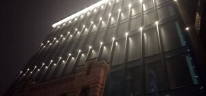 Подчеркнули контраст: в Днепре подсветили стеклянно-кирпичный дом