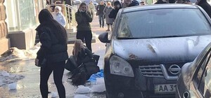 Потерял сознание: в центре Киева на голову парня упала большая льдина