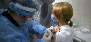 Зовсім не страшно: у Львові від коронавірусу вакцинували пів сотні медиків