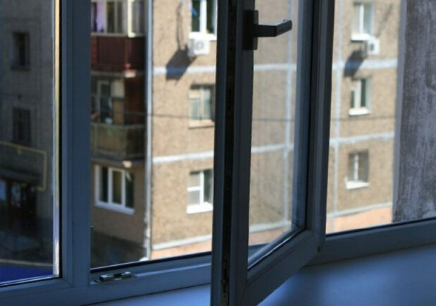 Под Одессой девушка выпала из окна пятого этажа и выжила