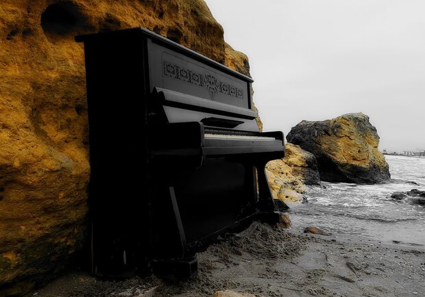 Пианино на одесском пляже. фото: Дмитрий Милютин