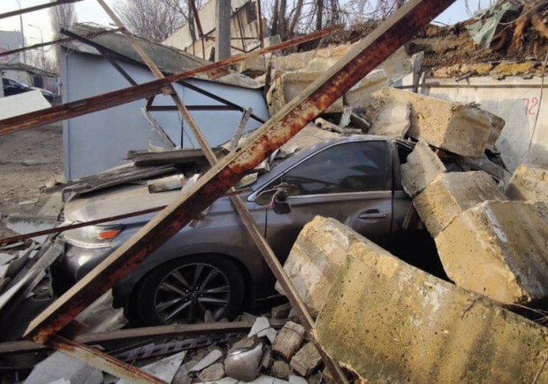 На одесской парковке рухнул каменный забор: пострадали пять автомобилей. Фото: "Думская"