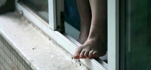 Суицид или случайность: на Харьковским из окна выпала 15-летняя девочка