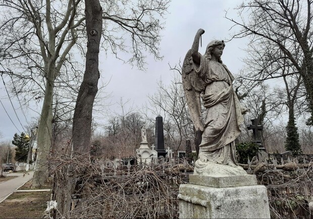 "Город" мертвых: что вы не знали о Втором христианском кладбище в Одессе. Фото Марины Повертайло