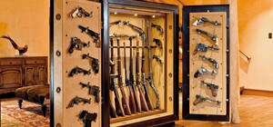 Сейф, забитий зброєю: у Сокільниках дружина здала власного чоловіка