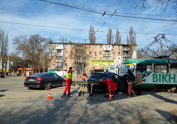 В Одессе трамвай протаранил авто: есть пострадавшие. Фото Ивана Бошку
