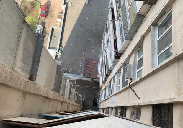 Спрыгнул с балкона на 15-м этаже: в Одессе погиб молодой парень. Фото: Национальная полиция