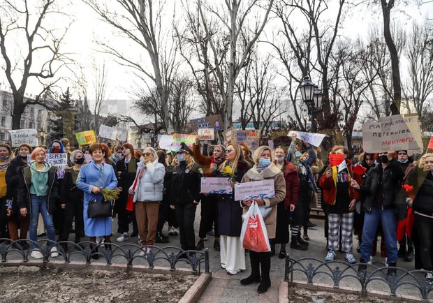 На Приморском бульваре прошел митинг женщин (ВИДЕО, ФОТО)