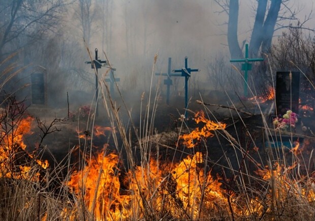 На одесском кладбище подожгли свежую могилу: смотри видео