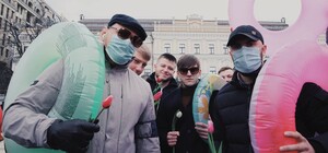 Так себе поздравление: Женский марш забросали спасательными кругами