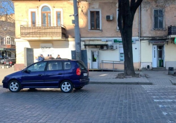 Посреди пешеходного перехода: в центре Одессы сбили девушку. Фото: патрульная полиция