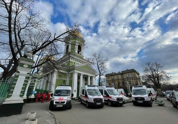 Не утихает: возле одесской больницы снова собралась очередь из "скорых". Фото Вячеслава Грубого