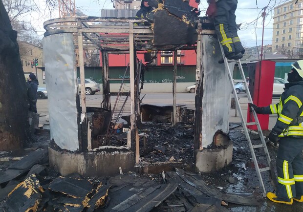 Замкнуло проводку: в центре Одессы сгорел киоск с фастфудом. Фото: Служба чрезвычайных ситуаций