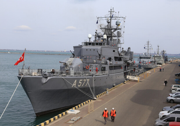 Есть на что посмотреть: в Одесский порт зашли корабли НАТО. Фото Сергея Смоленцева