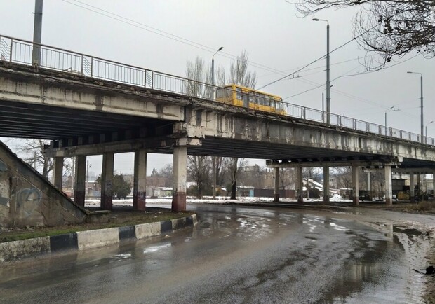 Грузовики не проедут: на аварийном мосту в Одессе поставят габаритные ворота