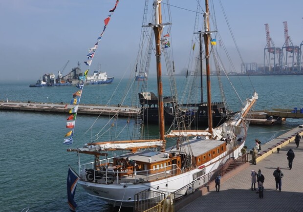 Успей сделать фото: в Одесский порт зашла 105-летняя яхта. Фото: Администрация Одесского морского порта