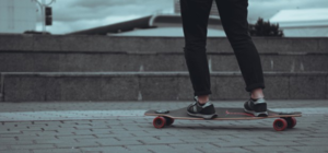 Грозит крупный штраф: в Прибрежном сквере запретили кататься на скейте