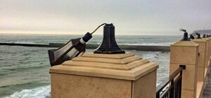 Совсем потеряли совесть: на одесской набережной вандалы сломали фонари