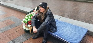 Страшно: под одесскую мэрию пришел черный маг с венком 