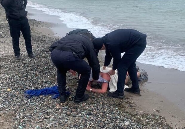 Пытался убежать по морю: в Одессе чуть не утопился эксгибиционист. Фото: патрульная полиция