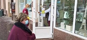 Сходила за ліками: біля аптеки у Львові під жінкою провалилася земля