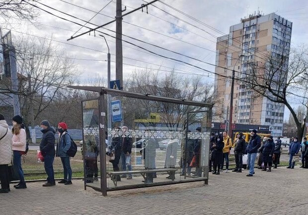 Одесса в "красной зоне": на остановках транспорта начали собираться очереди