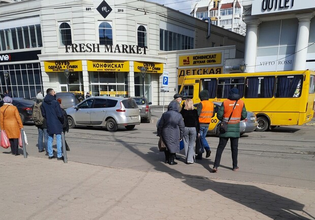 На одесских остановках появились "посадочные группы". Фот: 048