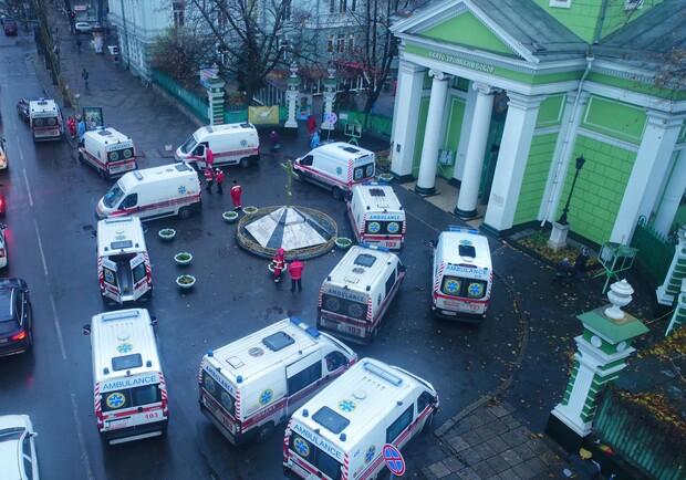 Негде стать "скорым": возле одесской больницы дежурят инспекторы по парковке. Фото Вячеслава Грубого