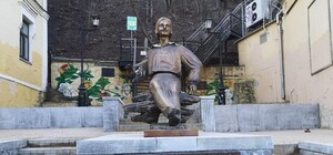 Неожиданно: на Андреевском спуске установили памятник Николаю Гоголю