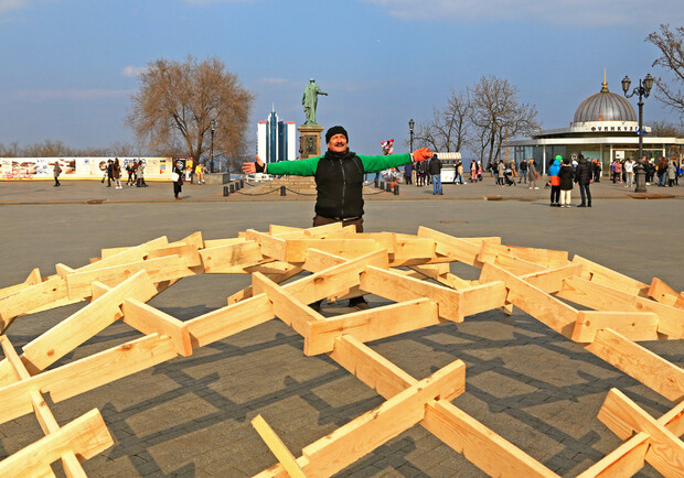 По технологии да Винчи: одессит построил купол на Приморском бульваре  - фото