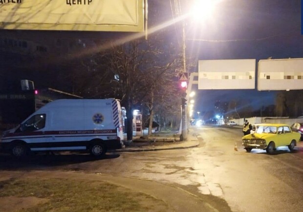 На Люстдорфской дороге "Москвич" столкнулся с каретой скорой помощи. Фото: патрульная полиция