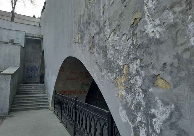 Снова нужна реставрация: как выглядит Потемкинская лестница после зимы. Фото Марины Повертайло