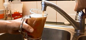 Местным на радость: из-за аварии в домах на Оболони из кранов лилось пиво