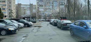 Бей, круши: во дворе на Виноградаре разгромили припаркованные машины