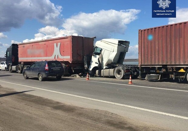 Аварийный день в Одессе: столкнулись грузовики, а Mercedes "поцеловал" мотоцикл. Фото: патрульная полиция