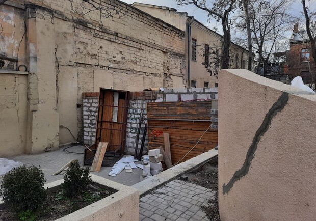 Вопреки всем запретам: в Летнем театре Горсада Одессы началась стройка. Фото Марины Повертайло