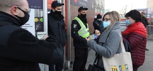 В киевское метро не пускали медиков: они показывали спецбилеты на телефонах