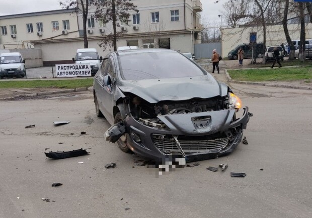 В Одессе столкнулись авто и мотоцикл: пострадал мужчина. Фото: патрульная полиция