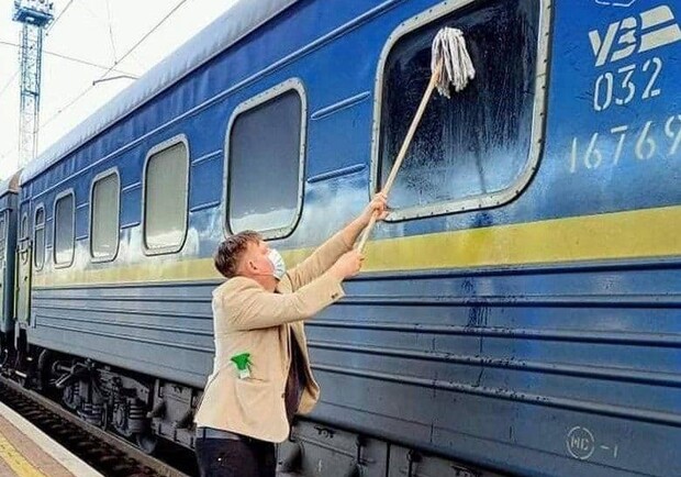 Стыдно: датчанин отмыл окно в вагоне поезда "Киев - Измаил". Фото: facebook.com/johannes.w.andersen
