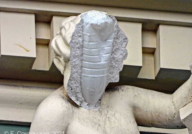 Убогоустройство: на доме Руссова обвалилась голова скульптуры, которую делали из бутылки - фото