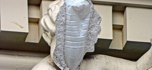 Убогоустройство: на доме Руссова обвалилась голова скульптуры, которую делали из бутылки