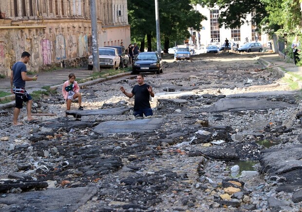 Деволановский спуск в Одессе теперь в огромных ямах. Фото Владислава Балинского