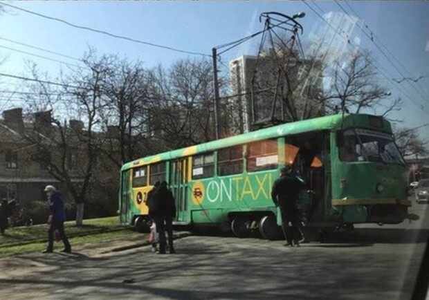 В Одессе трамвай вылетел на проезжую часть: видео момента ДТП - фото