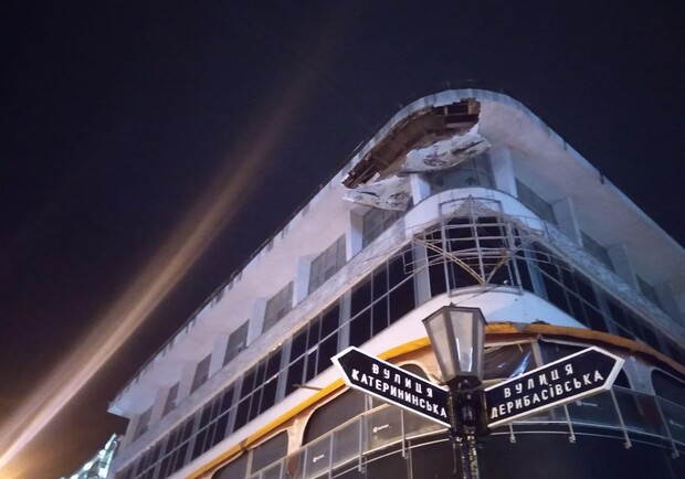 В центре Одессы частично обрушился фасад здания. Фото: Odessa Online