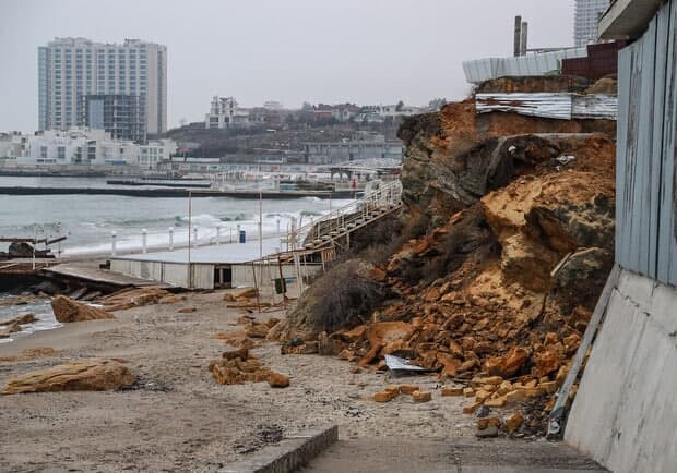 После обрушения: на одесском пляже начали сносить природную скалу. Фото: Александр Гиманов