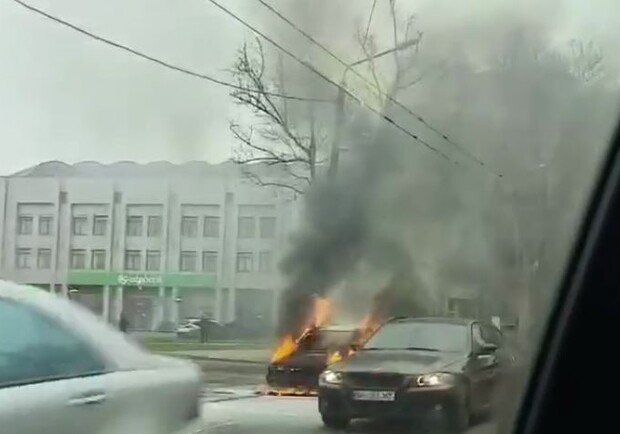 На проспекте Шевченко пылал автомобиль. Кадр из видео
