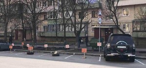 Соседские войны: на Минском массиве бронируют парковочные места табличками