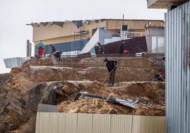 Не снос склона, а "капитальный ремонт": в Одесской мэрии объяснили стройку на пляже. Фото: "Думская"
